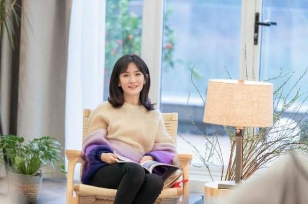 謝娜何炅高調回歸！倆人終於再合體，謝娜穿毛衣扎小辮背影太少女