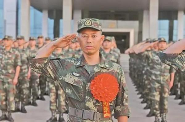 火箭軍兵王王忠心退役，女兒不愛紅裝愛軍裝，接替父親的導彈事業