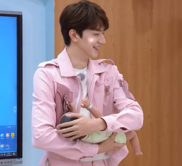 奔跑吧：楊穎開挖掘機技術不錯，白鹿做菜手忙腳亂，林一體驗餵奶