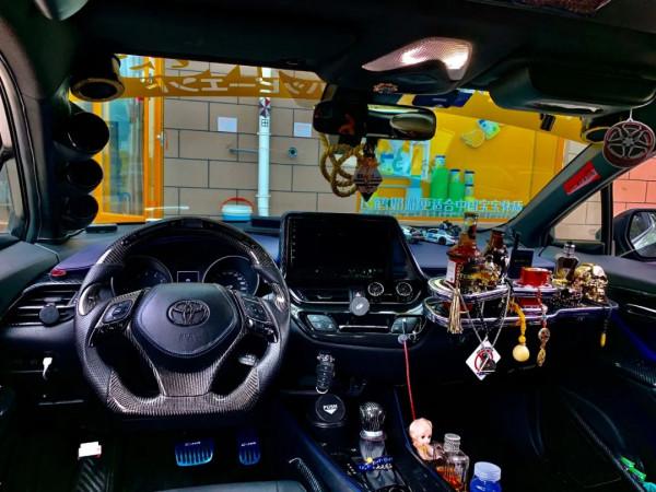 豐田奕澤趴低後化身陸地小坦克,車內竟然還開起了夜店? 豐田奕澤趴低後化身陸地小坦克,車內竟然還開起了夜店?