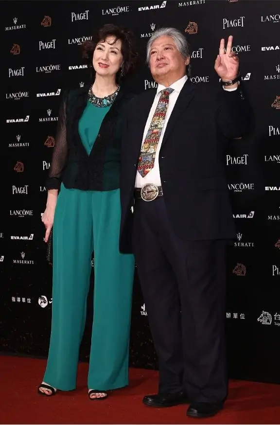 洪金寶混血老婆太驚豔,穿綠色連體褲配襯衫高貴又大氣,美出圈了 洪金寶混血老婆太驚豔,穿綠色連體褲配襯衫高貴又大氣,美出圈了