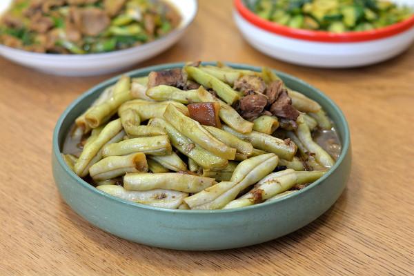 北京一家3口的晚餐,2葷2素真省事,蔥爆羊肉清蒸鱈魚看著就香 北京一家3口的晚餐,2葷2素真省事,蔥爆羊肉清蒸鱈魚看著就香