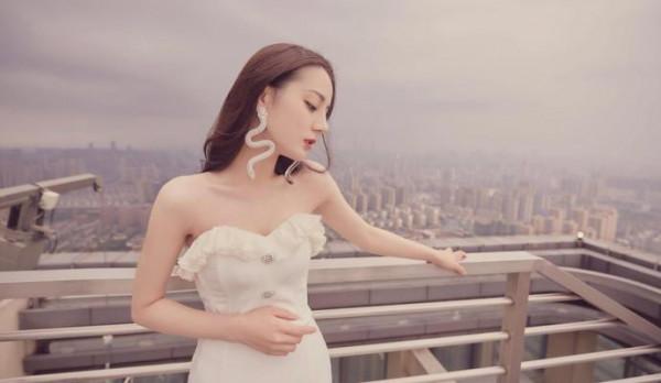 當看到迪麗熱巴拍攝的照片才懂，背景無所謂，顏值高就行