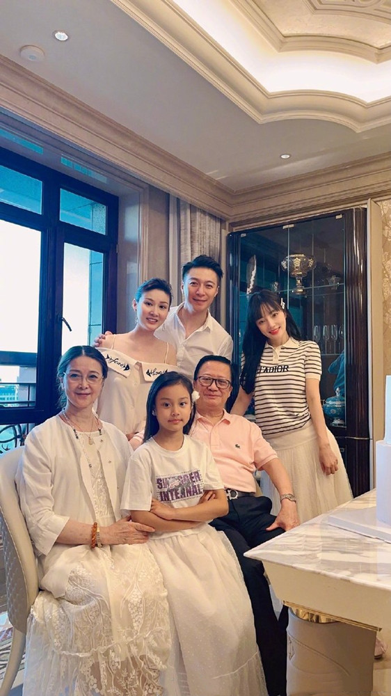 甜馨9歲生日和賈乃亮合影，長頭髮瓜子臉越來越像李小璐，美人坯