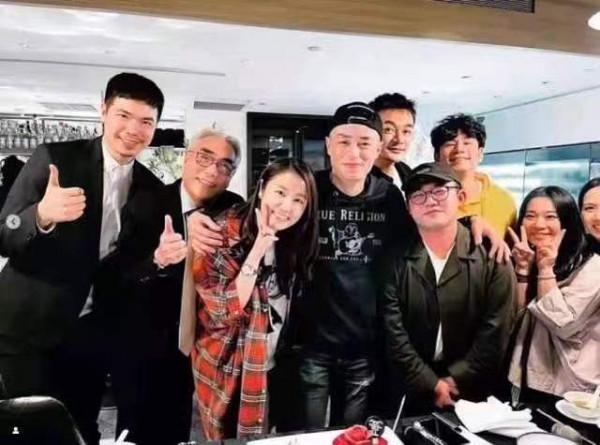 霍建華夫婦與友人聚會，大合影緊摟林心如好甜蜜