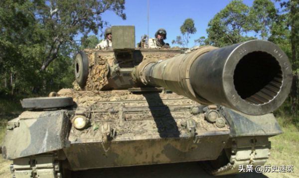 子彈明明打不穿坦克,為啥士兵還瘋狂向坦克掃射?換你也會這麼做 子彈明明打不穿坦克,為啥士兵還瘋狂向坦克掃射?換你也會這麼做