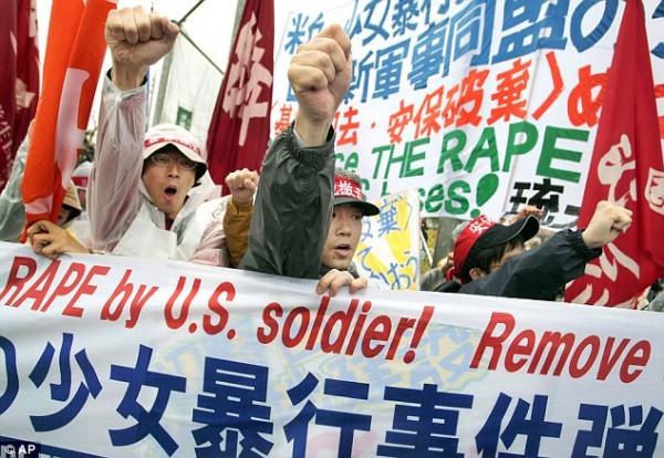是“海上囚犯”還是“自由民主”?“沖繩要獨立!美國滾出去!” 是“海上囚犯”還是“自由民主”?“沖繩要獨立!美國滾出去!”