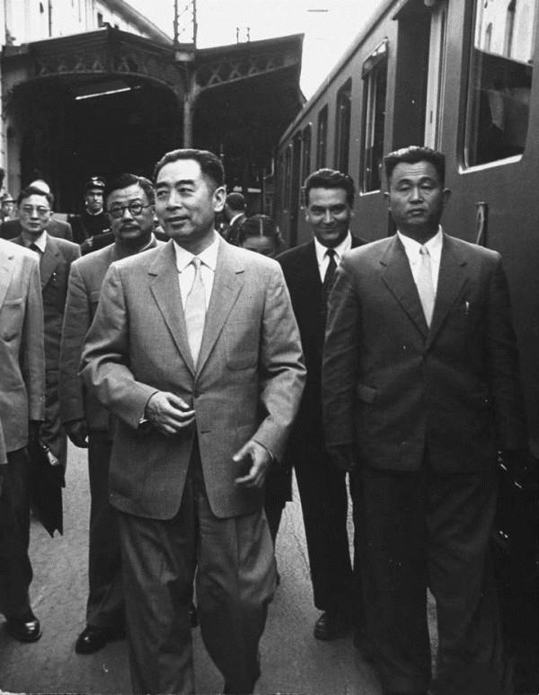 一天，鄧穎超接到&OpenCurlyDoubleQuote;找周太太&rdquo;的電話，她回答說：沒有這個人