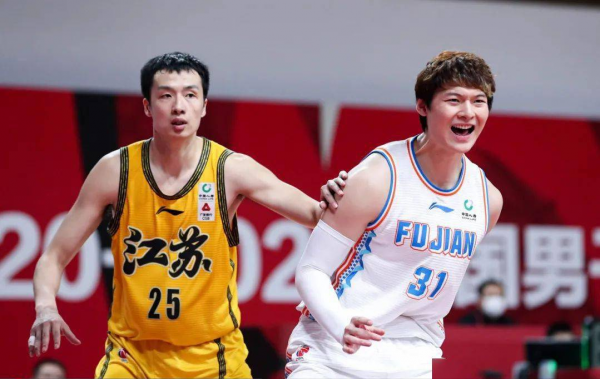 李楠帥位穩了！選秀又淘到寶，新人首秀20分9籃板，媲美鄭祺龍