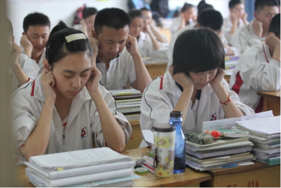 男子目標清華，連續復讀8年，32歲圓夢卻被批評浪費教育資源