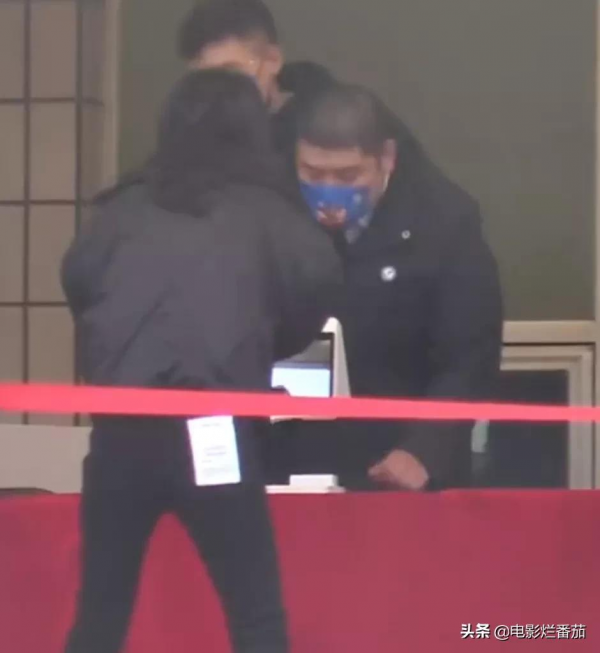 春晚五次聯排：趙麗穎緊身褲吸睛，沈騰眼神犀利，張小斐知性俏皮