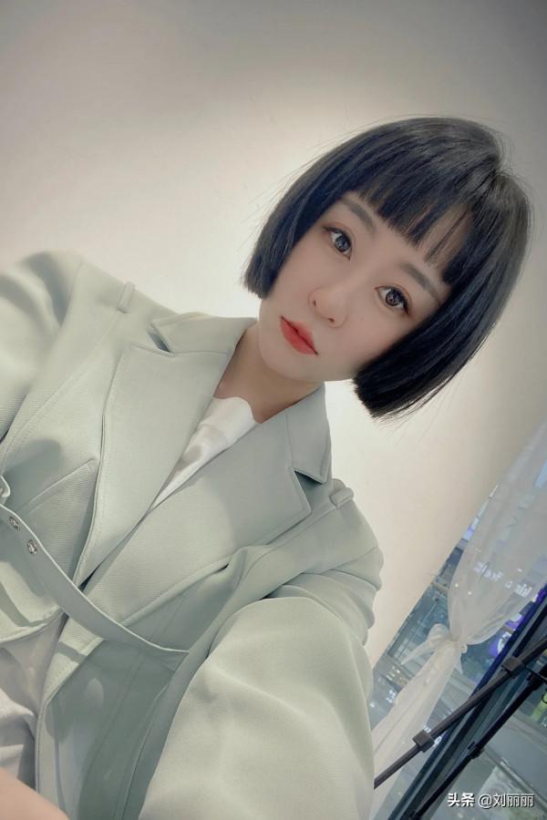 羊毛卷已過時,今年秋冬髮型流行這樣整,不誇張很時尚 羊毛卷已過時,今年秋冬髮型流行這樣整,不誇張很時尚