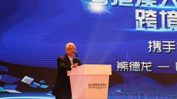 將五星紅旗升在美國上空!熊德龍雖無中國血,卻用一生報答中國 將五星紅旗升在美國上空!熊德龍雖無中國血,卻用一生報答中國