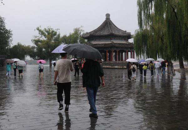 中秋假期首日北京遭遇大到暴雨天氣遊客撐傘冒雨在頤和園遊覽