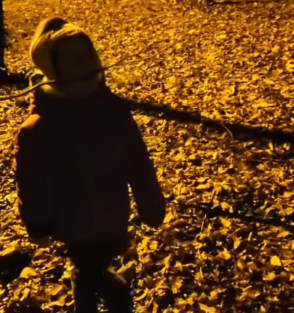 LV太子妃素顏坐在聖誕樹前，39歲狀態很不錯！丈夫彈鋼琴挺儒雅