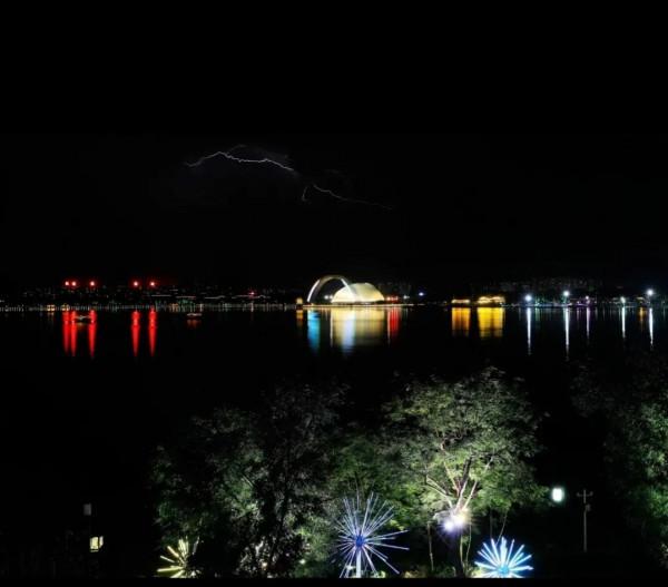 中秋節賞月，奇炒的天空伴隨著閃電，珍貴的記錄