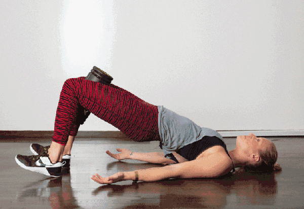 劉濤不自律了?錄歌照“大象腿”成焦點 劉濤不自律了?錄歌照“大象腿”成焦點