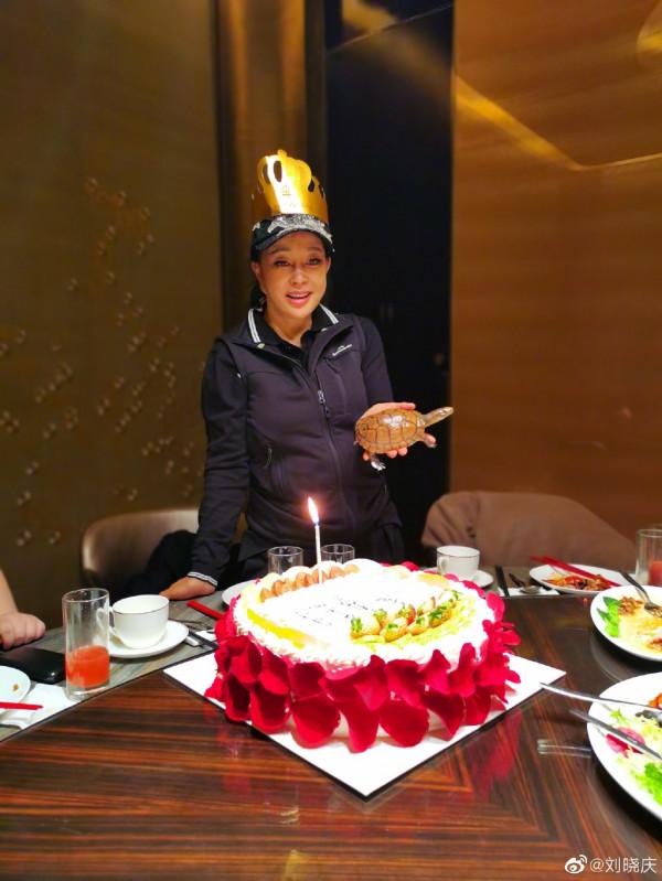 劉曉慶曬照慶69歲生日 頭戴生日帽笑容滿面心情好 劉曉慶曬照慶69歲生日 頭戴生日帽笑容滿面心情好