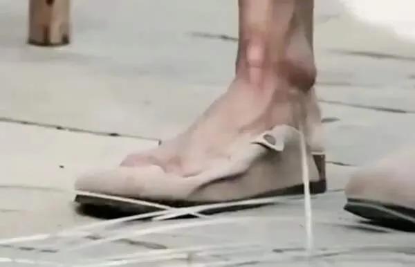 男足，看看武大靖的腳，賈宗洋的腿，你們還有啥理由不努力