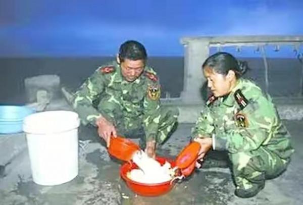 堅守孤島32年，妻子臨盆無法下島，他拿起剪刀接生，事後蹲地大哭