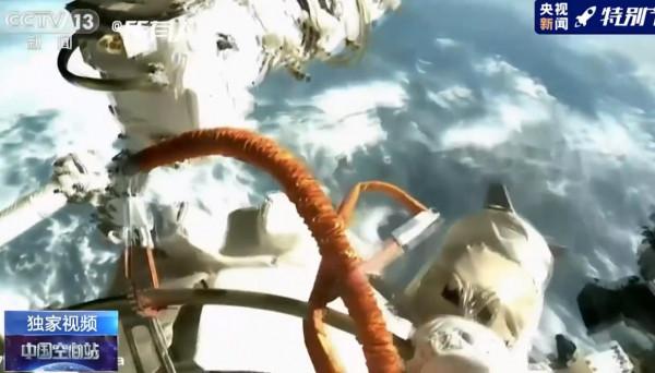 太漂亮、太震撼-中國航天員與地球合影。歷史上的今天-2021-11-08 太漂亮、太震撼-中國航天員與地球合影。歷史上的今天-2021-11-08