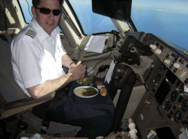戰機飛行員的“空中餐”都有什麼？美軍掏出披薩漢堡，中國呢？