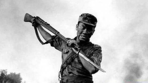 八路軍戰士對炮樓勸降,偽軍:我們想投降,樓上的皇軍不同意啊 八路軍戰士對炮樓勸降,偽軍:我們想投降,樓上的皇軍不同意啊