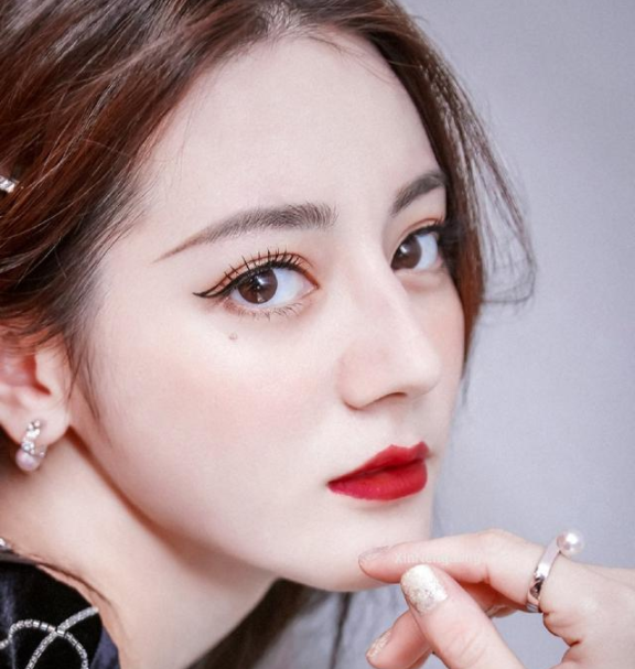 不整容、不遮醜，這些有瑕疵的女明星，個個把瑕疵變特點