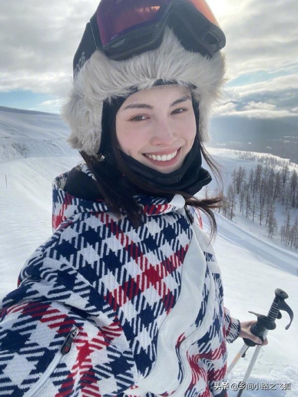 何穗曬新疆雲霄峰滑雪照 林海雪原里美人美景讓人心醉