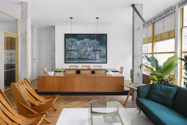 將隔牆盡情拆除後，這個家通透明亮並且可以欣賞到不遠處的山景