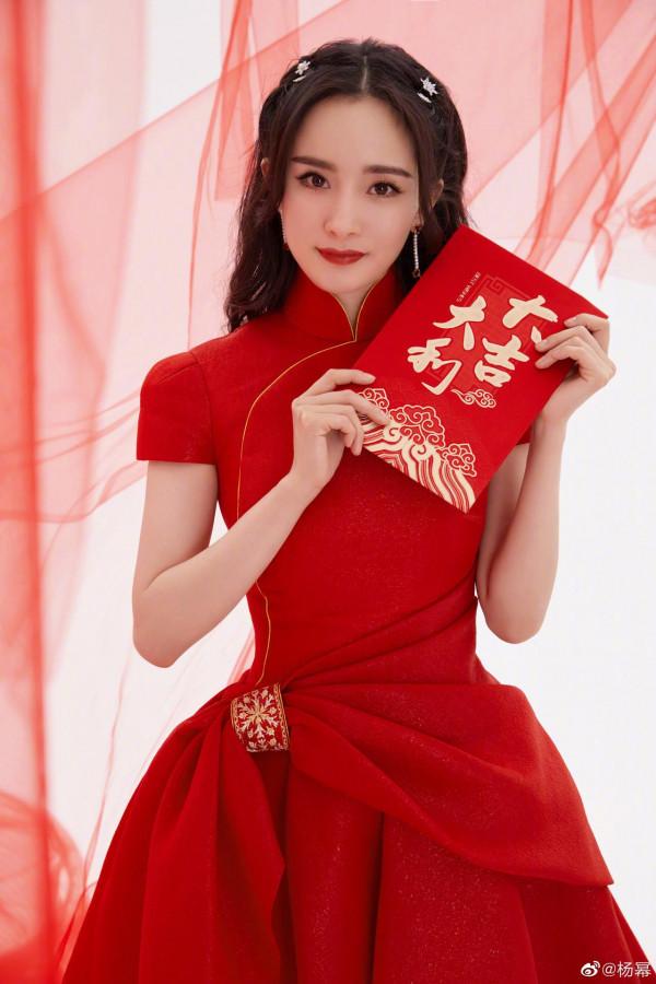 賀歲最終篇，五大明星紅裝賀歲，楊冪、熱巴、柳巖，誰顏值最高？
