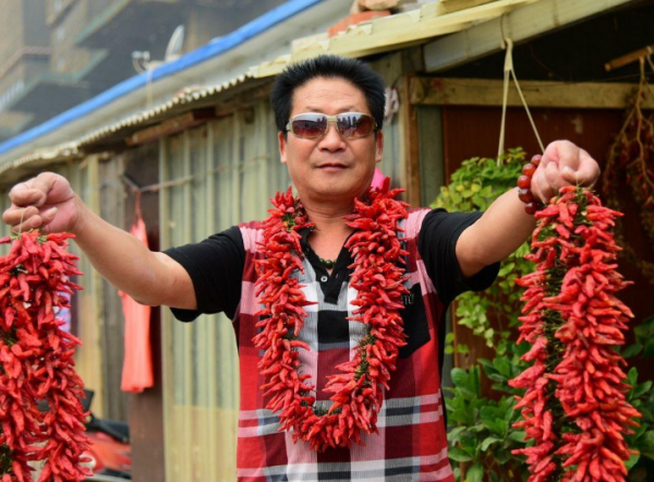 中國辣王李永志：一餐5斤辣椒配白酒，32個魔鬼辣椒擊敗印度老人