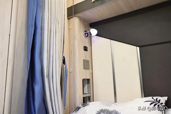 適合4-6人旅行的高配房車,標配820Ah電池+柴暖,可以四季出行 適合4-6人旅行的高配房車,標配820Ah電池+柴暖,可以四季出行