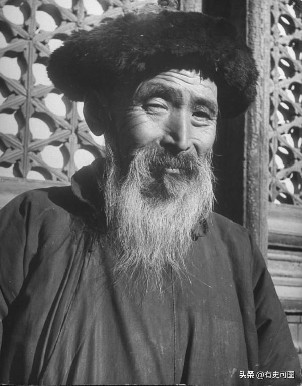 1946年的午門外停滿了汽車，太和殿上放著袁世凱的“西洋寶座”