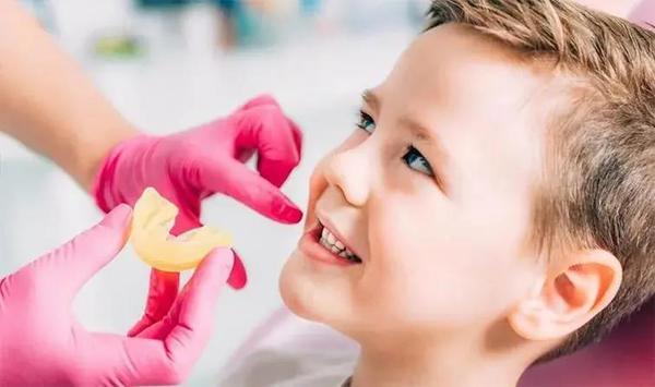 口腔健康｜這個孩子的“地包天”口腔醫生為何說不用矯正