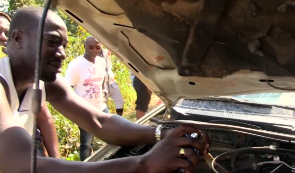 非洲小哥開賓士卡車運紅木,一車50噸一根賣幾十萬,路上全是車禍 非洲小哥開賓士卡車運紅木,一車50噸一根賣幾十萬,路上全是車禍