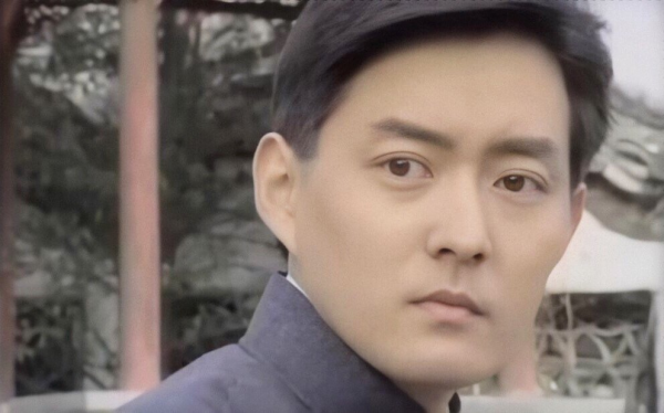 56歲瓊瑤男神現身上海無人識，身材發福大變樣，贊祖國偉大引回憶