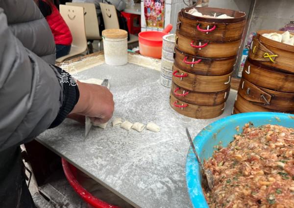 廣東大爺賣早餐，只做兩樣小吃，卻火了20年，食客：就認這個味