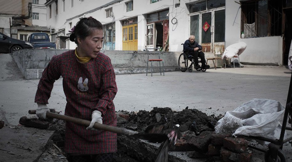 朱曉暉：以車庫為家侍奉癱瘓父親十餘載，所有的詩都是為父親譜寫