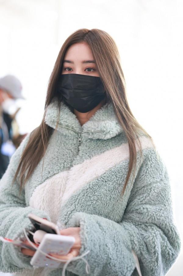 徐藝洋穿薄荷綠色羊羔絨外套搭配牛仔褲，背腋下包清純可愛