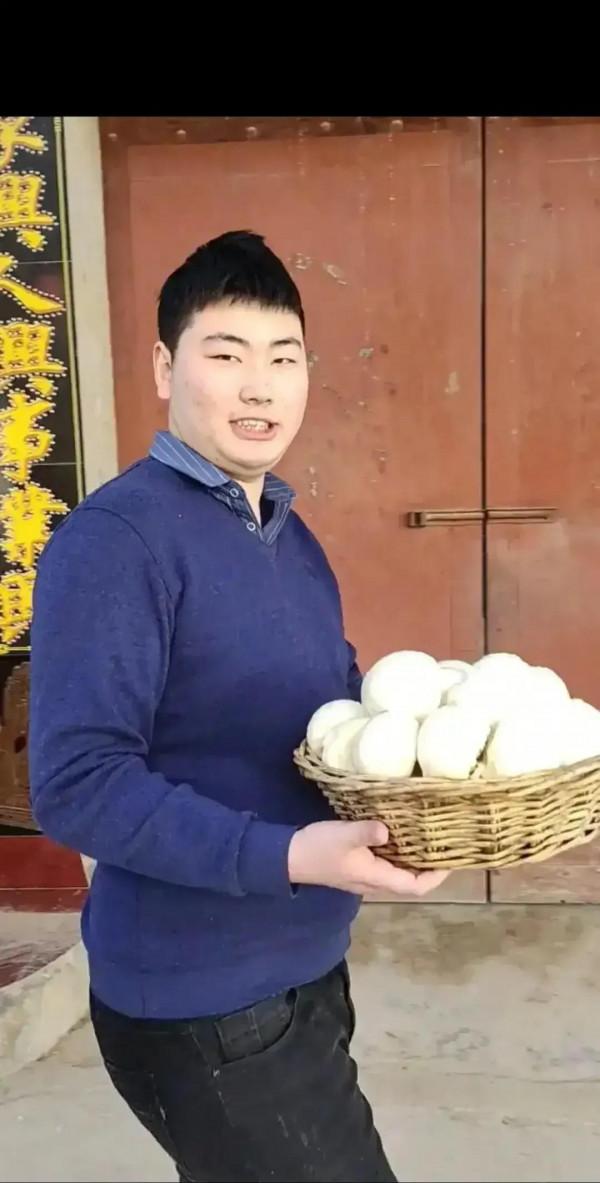 大衣哥兒子回到家快樂起來了