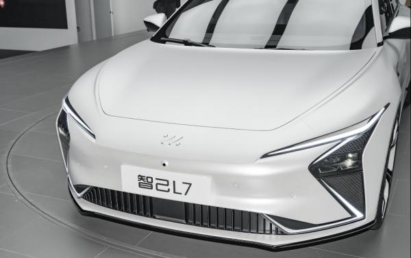 智己L7解析，風阻係數0.21Cd，車長過5米百公里加速3.9秒！