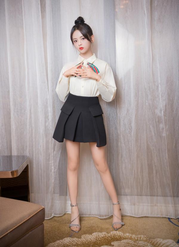 難怪楊超越這麼火,穿娃娃領連衣裙配白色長筒襪,妥妥的漫畫女主 難怪楊超越這麼火,穿娃娃領連衣裙配白色長筒襪,妥妥的漫畫女主