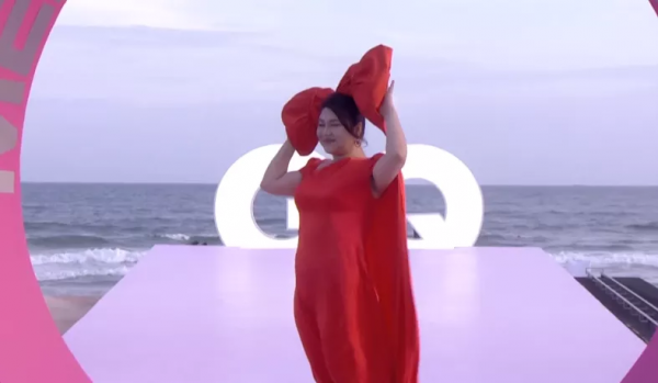 GQ沙灘紅毯來了!熱巴雀斑妝迷人,baby仙裙迎戰,關曉彤造型失策 GQ沙灘紅毯來了!熱巴雀斑妝迷人,baby仙裙迎戰,關曉彤造型失策