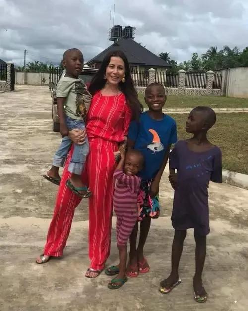 如果非洲黑人和白人結婚那麼他們生出的孩子膚色是什麼顏色的呢？