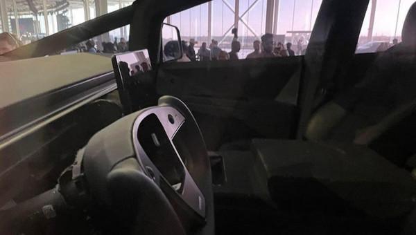 特斯拉Cybertruck量產版亮相，增加雨刷器與外後視鏡，即將投產