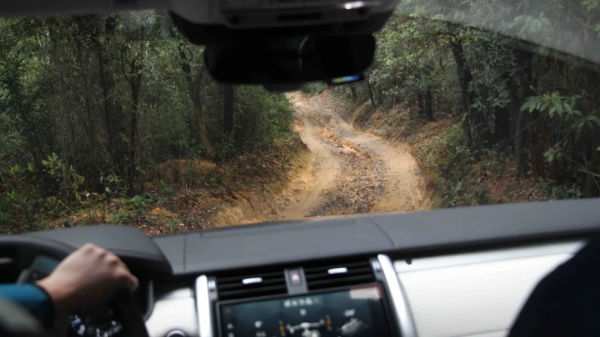 學人穿晚禮服去越野？