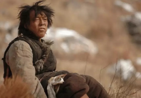 扮乞丐的演員誰最逼真？周星馳當街用手塞飯，楊穎卻穿著新衣服