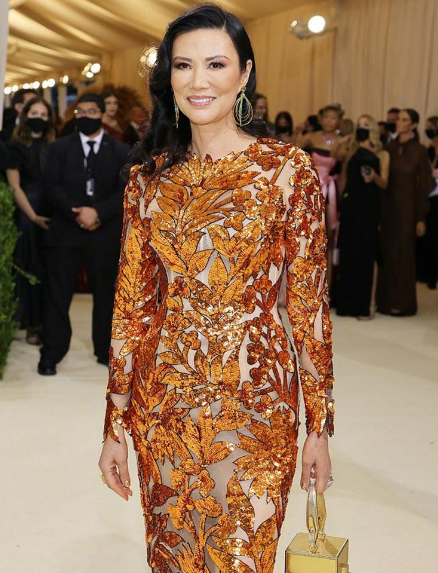 鄧文迪保養真好，穿裹身裙不見贅肉痕跡，金色亮片禮裙奢華高貴