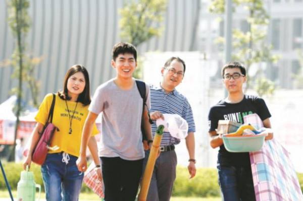 本科生迎來“好訊息”，大學四年免學費，額外領取補助金